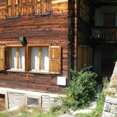 Alpia 26 - Zwei Zimmerwohnung In Traditionellem Walliser Haus Gasenried Kültér fotó