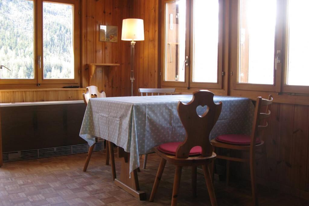 Alpia 26 - Zwei Zimmerwohnung In Traditionellem Walliser Haus Gasenried Kültér fotó