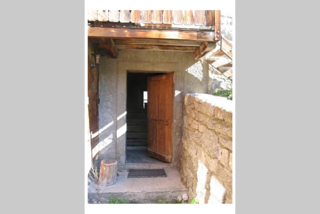 Alpia 26 - Zwei Zimmerwohnung In Traditionellem Walliser Haus Gasenried Kültér fotó
